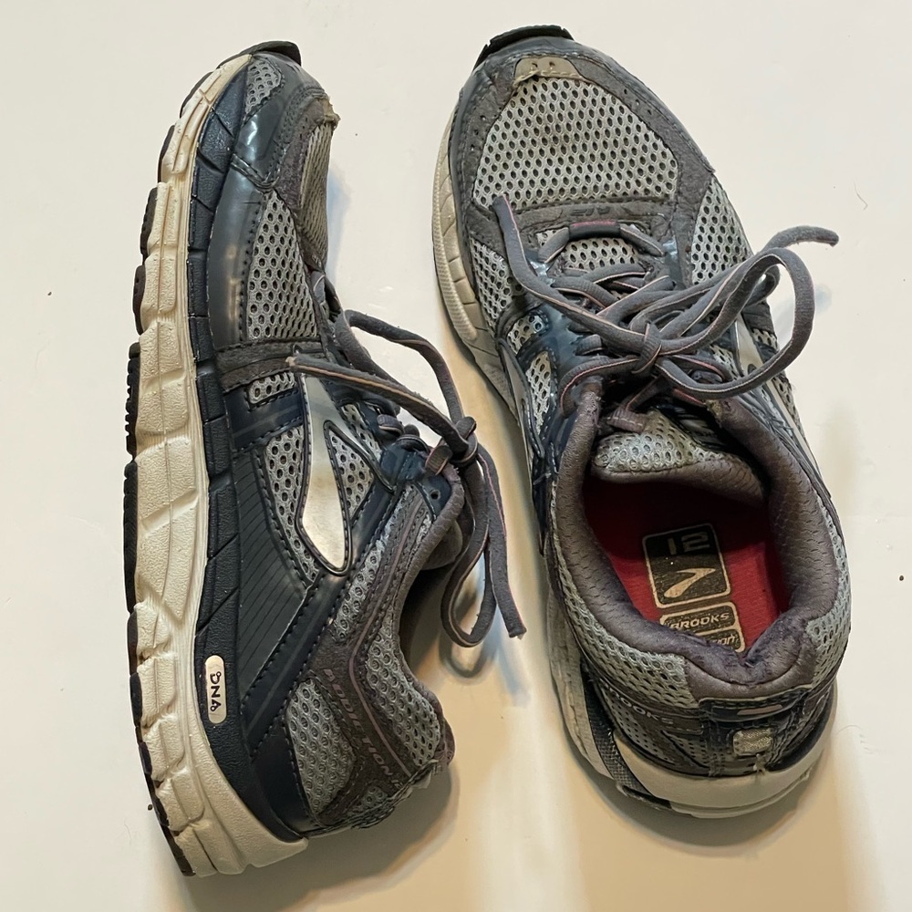 Brooks Addiction 12 Women’s Sz 8 Gray Athletic Running Walking Shoes Sneakers
